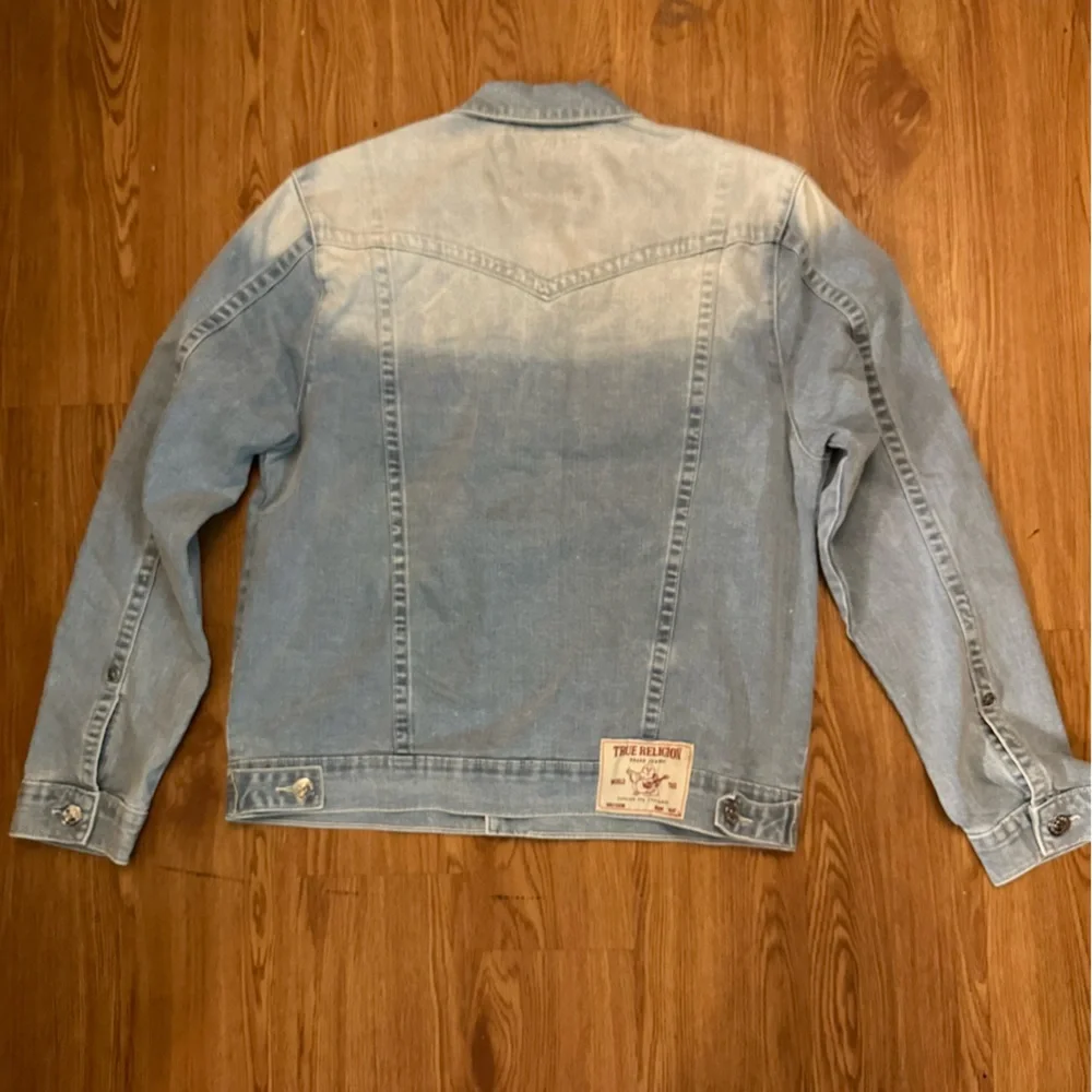 True Religion Jimmy SN Trucker Jacket Light Showers‎ Blue Fade Mens Medium NWT